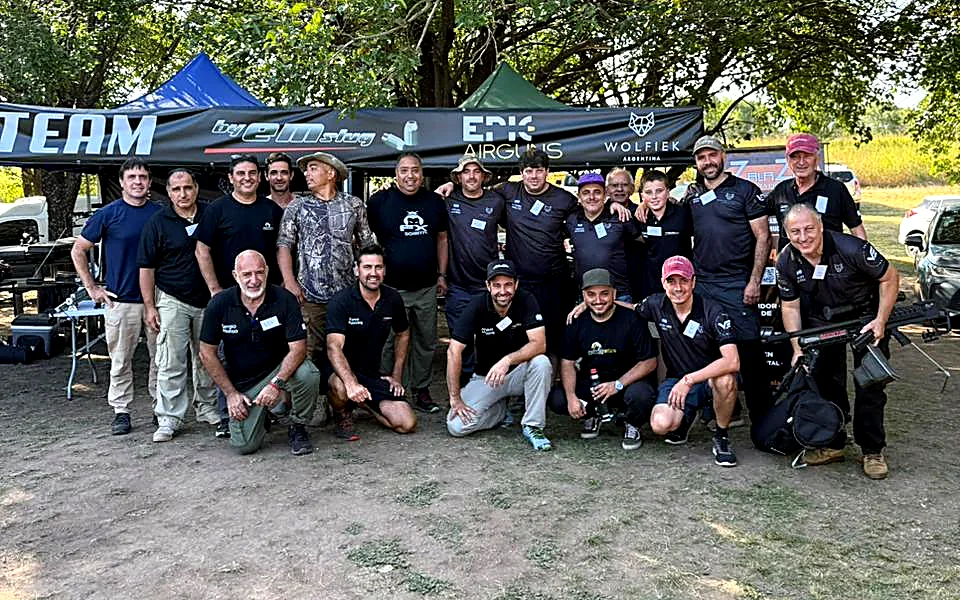 El equipo ByEM slug en una competencia, bajo la carpa de la marca
